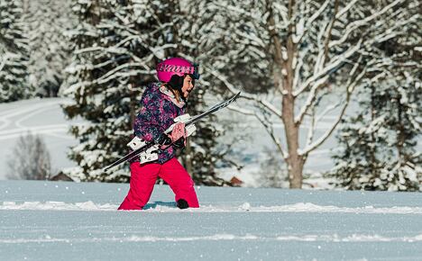 Wie bringt man Kindern das Skifahren bei?